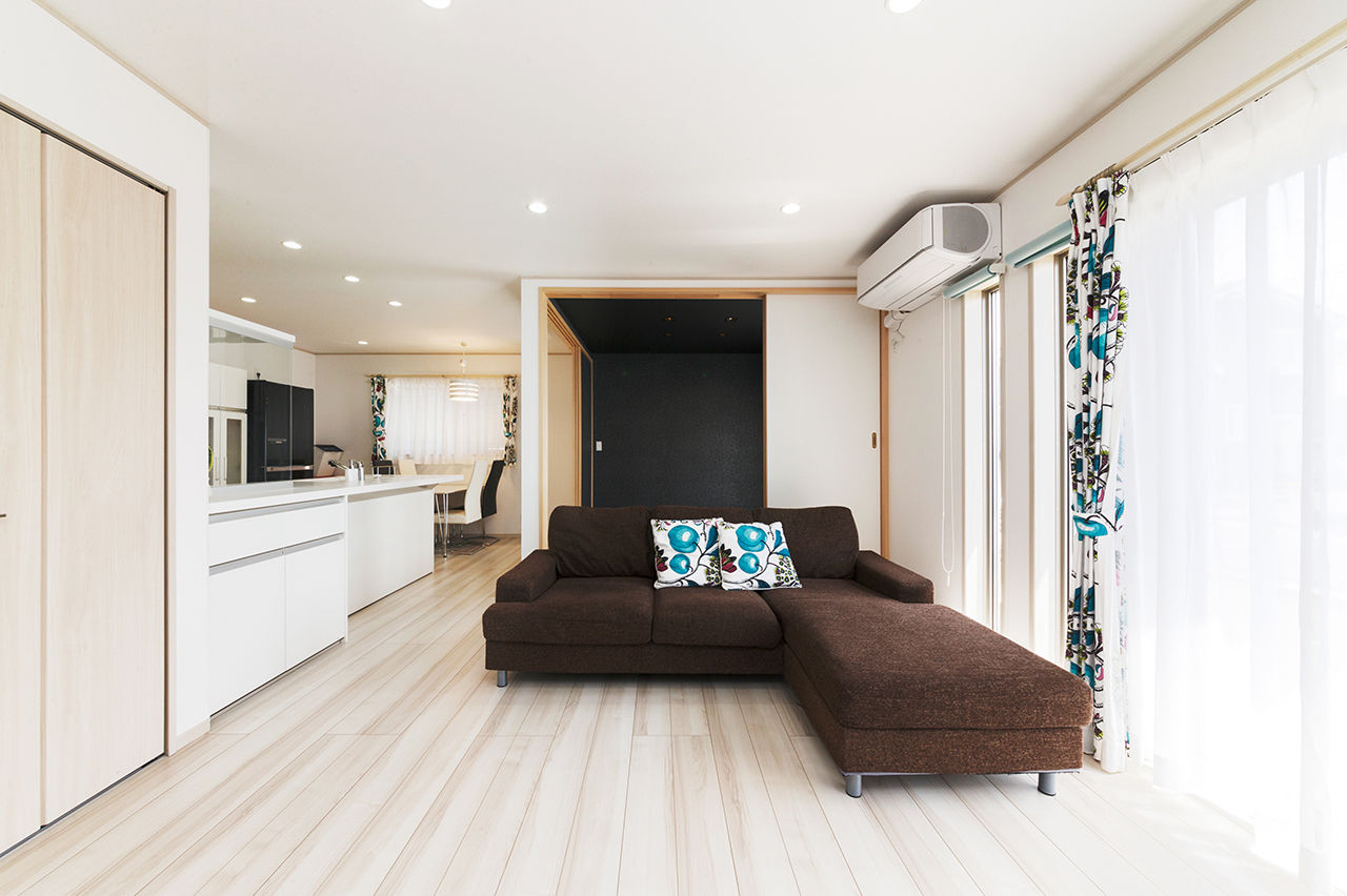 クレバリーホーム 【1500～1999万円／収納／家事ラク／間取図有】5人家族の笑顔を育む、団らんの白と癒しの黒の建築実例画像2