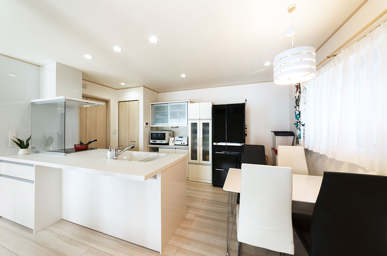 クレバリーホーム 【1500～1999万円／収納／家事ラク／間取図有】5人家族の笑顔を育む、団らんの白と癒しの黒の建築実例画像3