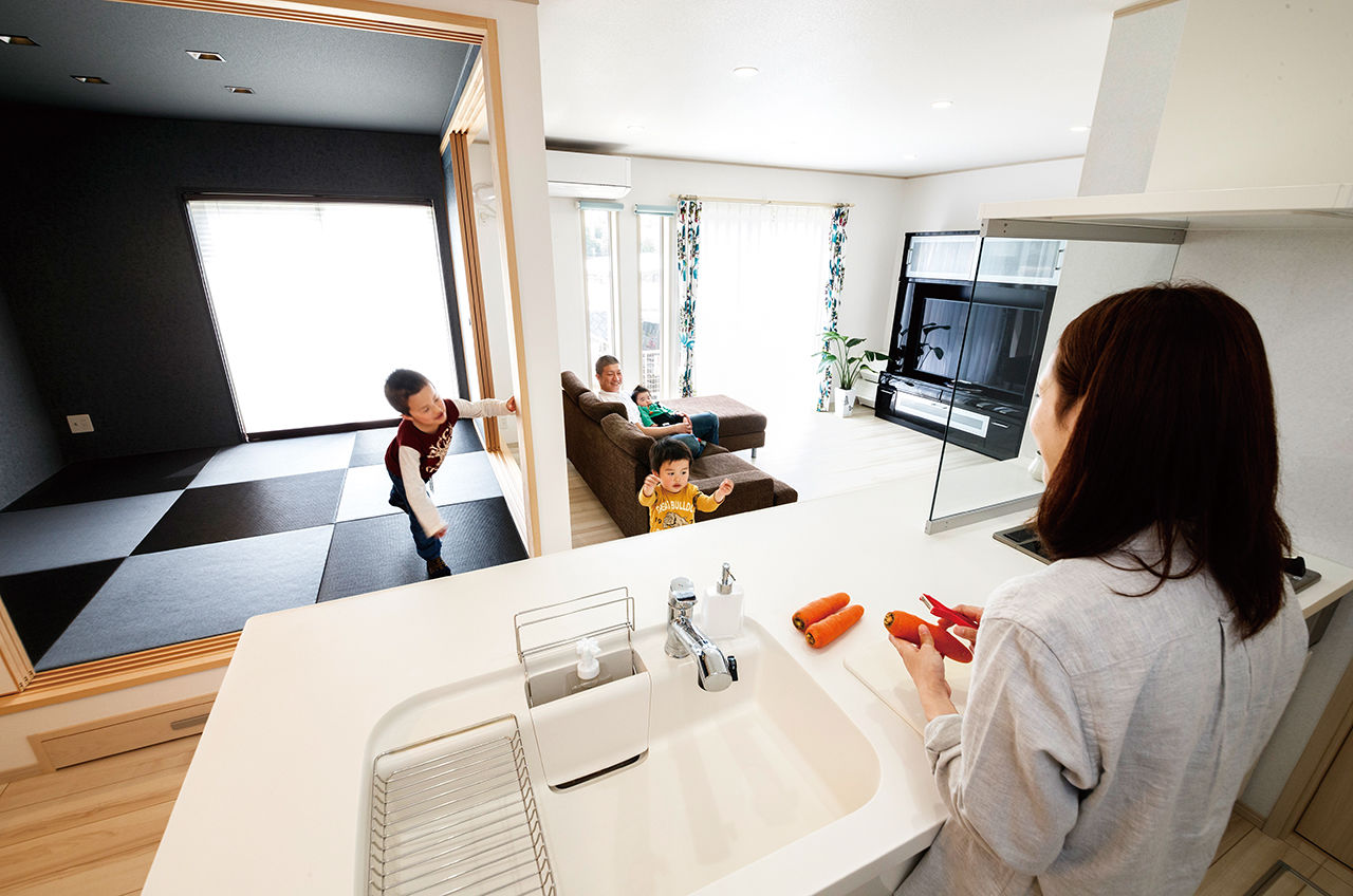 クレバリーホーム 【1500～1999万円／収納／家事ラク／間取図有】5人家族の笑顔を育む、団らんの白と癒しの黒の建築実例画像4