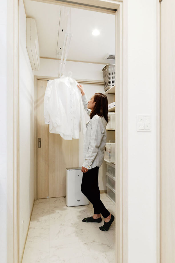 クレバリーホーム 【1500～1999万円／収納／家事ラク／間取図有】5人家族の笑顔を育む、団らんの白と癒しの黒の建築実例画像7