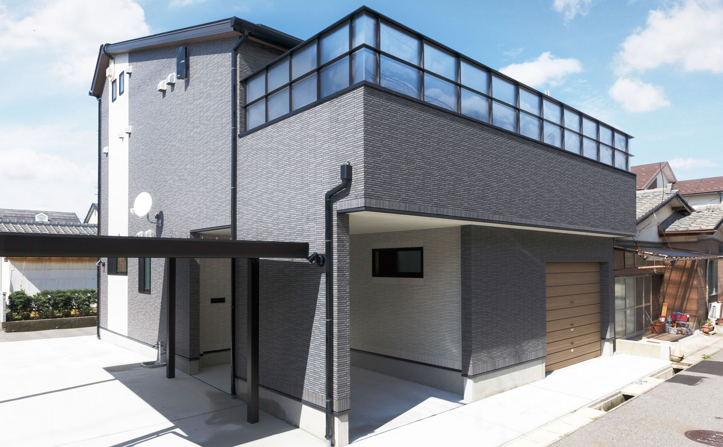 クレバリーホーム 【4000万円～4499万円／ガレージ／間取図有】「これぞ、大人の住処」。インナーガレージ＋2階リビングの家の建築実例画像2