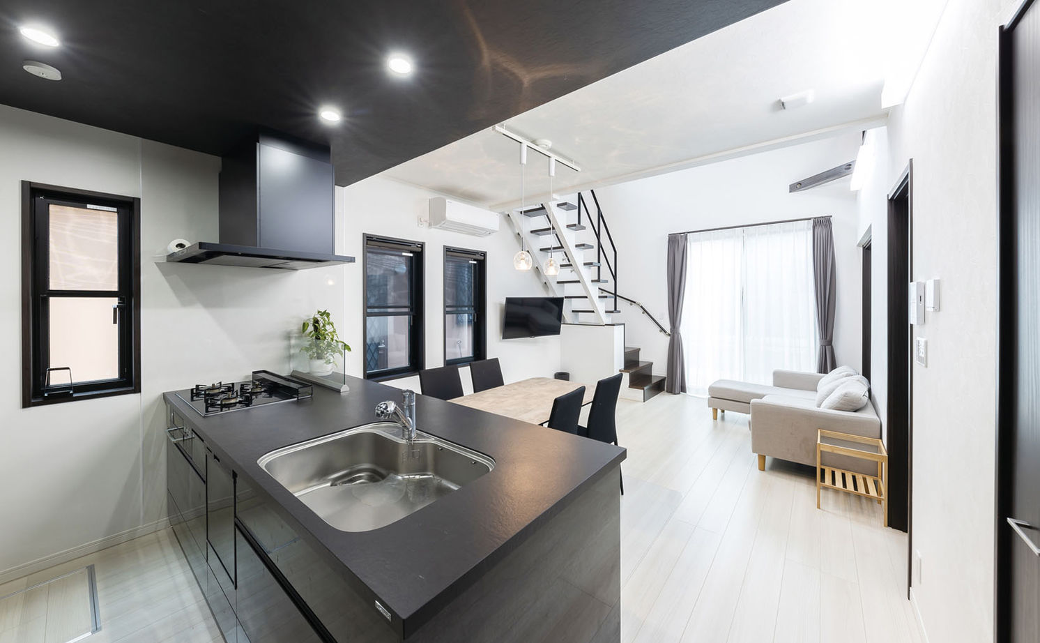 クレバリーホーム 【2000万円～2499万円／吹抜／家事動線／間取図有】家事の効率化で家族時間を増やし、お洒落な空間を楽しむの建築実例画像4