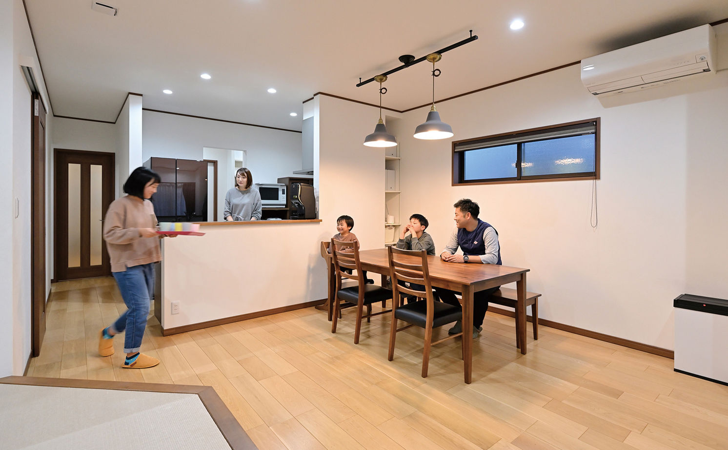 クレバリーホーム 【2500万円～2999万円／吹抜／収納充実／間取図有】吹き抜けの開放的なリビングに、家族が自然に集う住まいの建築実例画像1