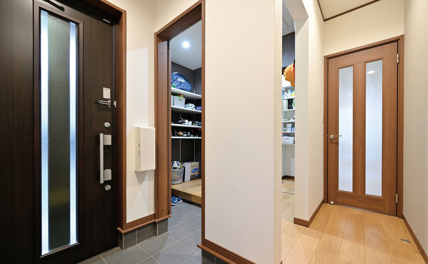 クレバリーホーム 【2500万円～2999万円／吹抜／収納充実／間取図有】吹き抜けの開放的なリビングに、家族が自然に集う住まいの建築実例画像14