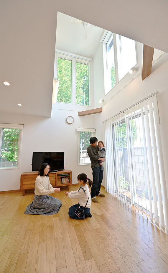 クレバリーホーム 【2500万円～2999万円／吹抜けリビング／間取図有】大きな窓から四季を伝える借景が暮らしに彩りを添える家の建築実例画像1