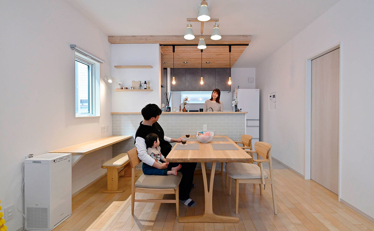 クレバリーホーム 【2000万円～2499万円／家事動線／間取図有】カフェ風キッチンから家族を見守る、ナチュラルテイストの空間の建築実例画像1