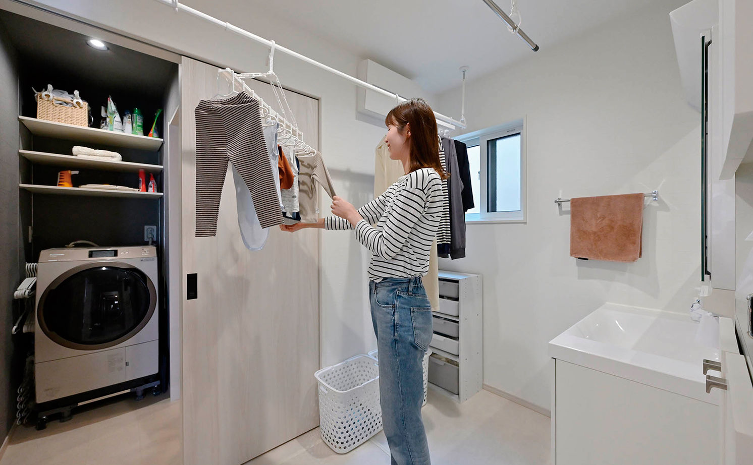 クレバリーホーム 【2000万円～2499万円／家事動線／間取図有】カフェ風キッチンから家族を見守る、ナチュラルテイストの空間の建築実例画像6