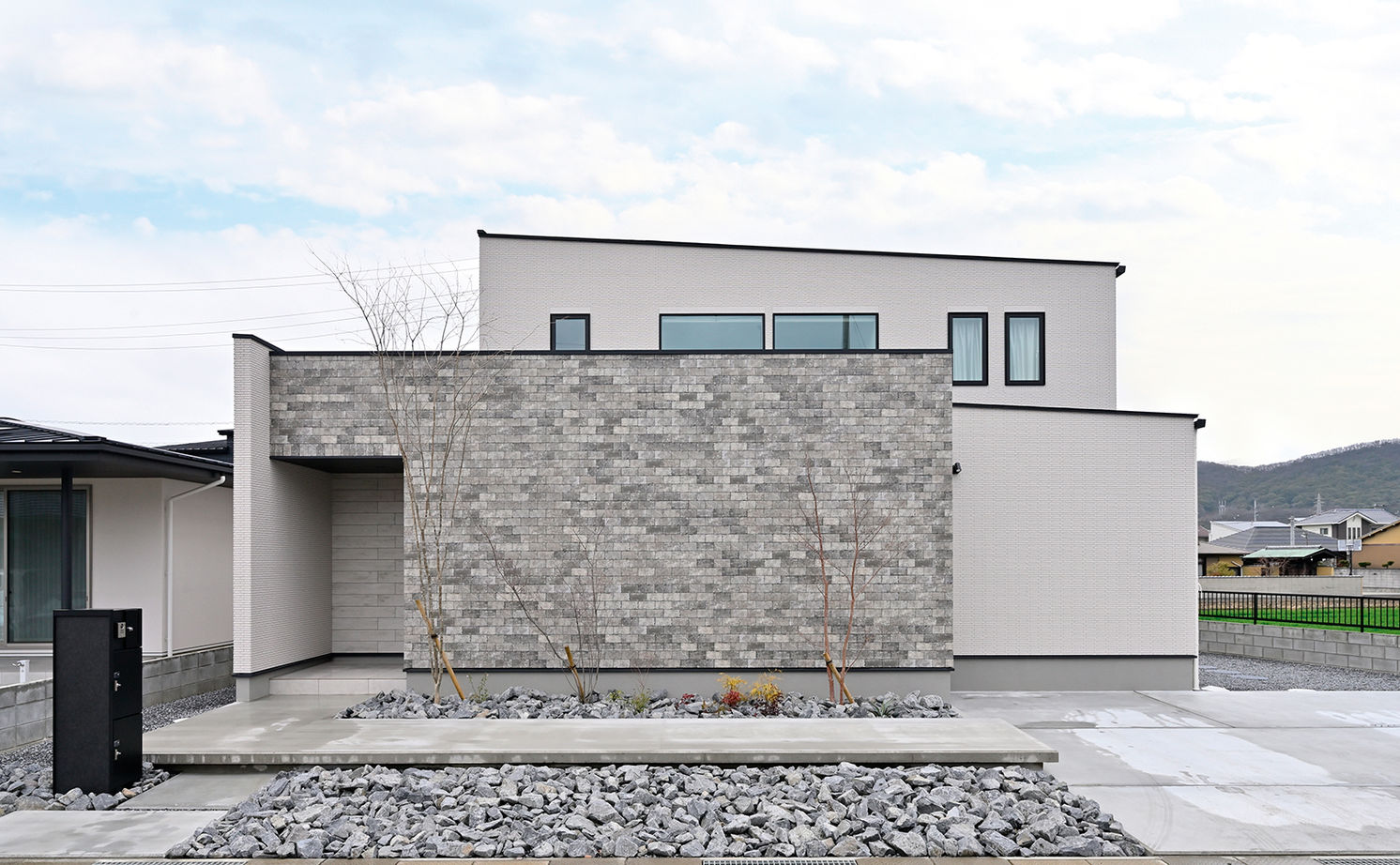 クレバリーホーム 【4000万円～／アウトドアリビング／間取図有】吹抜けと大開口で開放的。外に閉じて、内に開くコの字型の家の建築実例画像2