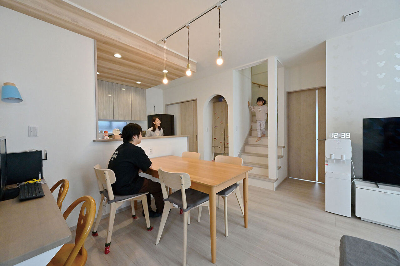 クレバリーホーム 【2000万円～2499万円／家事子育て動線／間取図】家族団らんもプライベートも充実。完全同居型の二世帯住宅の建築実例画像3