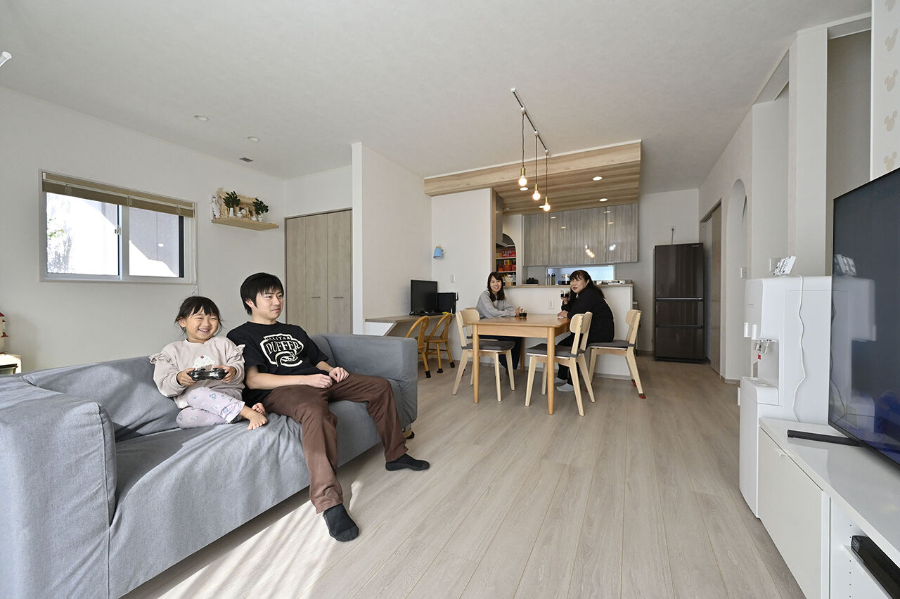 クレバリーホーム 【2000万円～2499万円／家事子育て動線／間取図】家族団らんもプライベートも充実。完全同居型の二世帯住宅の建築実例画像5