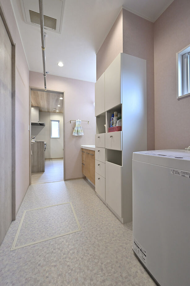 クレバリーホーム 【2000万円～2499万円／家事子育て動線／間取図】家族団らんもプライベートも充実。完全同居型の二世帯住宅の建築実例画像9