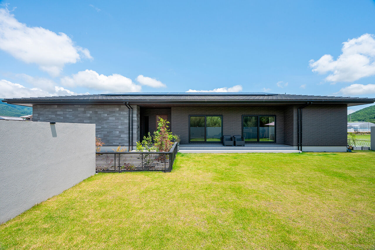 クレバリーホーム 【4000万円～／平屋／間取図】石目調の大判タイルが彩る風格ある佇まい。暮らしやすい平屋のガレージハウスの建築実例画像1