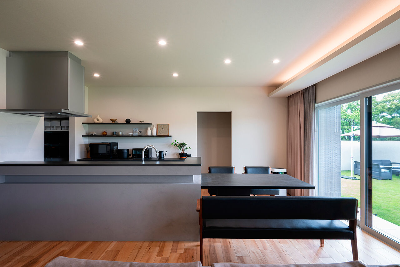 クレバリーホーム 【4000万円～／平屋／間取図】石目調の大判タイルが彩る風格ある佇まい。暮らしやすい平屋のガレージハウスの建築実例画像3