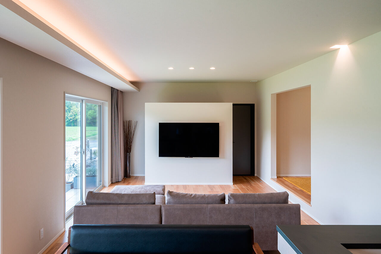 クレバリーホーム 【4000万円～／平屋／間取図】石目調の大判タイルが彩る風格ある佇まい。暮らしやすい平屋のガレージハウスの建築実例画像4