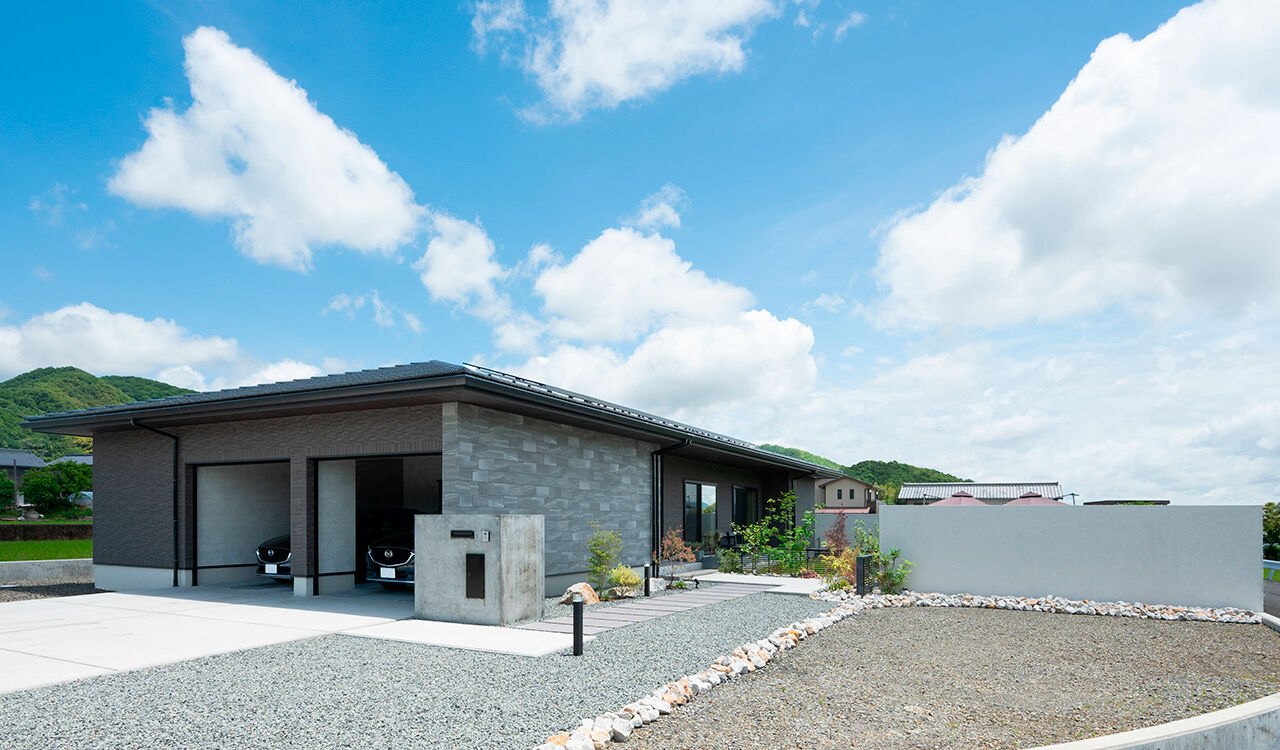 クレバリーホーム 【4000万円～／平屋／間取図】石目調の大判タイルが彩る風格ある佇まい。暮らしやすい平屋のガレージハウスの建築実例画像6