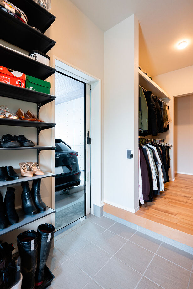 クレバリーホーム 【4000万円～／平屋／間取図】石目調の大判タイルが彩る風格ある佇まい。暮らしやすい平屋のガレージハウスの建築実例画像7