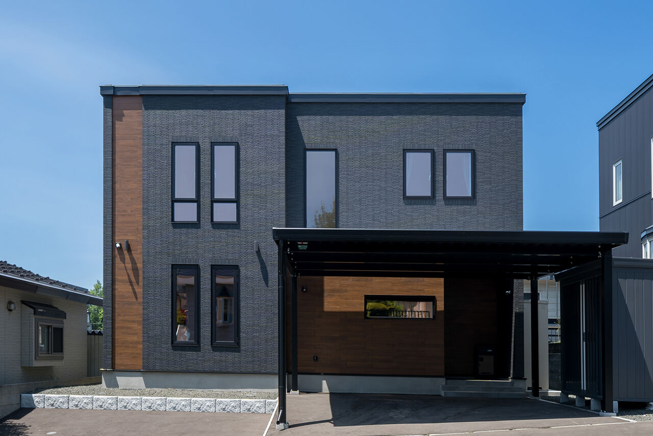 クレバリーホーム 【3500～3999万円／共働き／間取図】黒×木目調のタイルに風格が漂う、スタイリッシュなボックス型の住まいの建築実例画像1