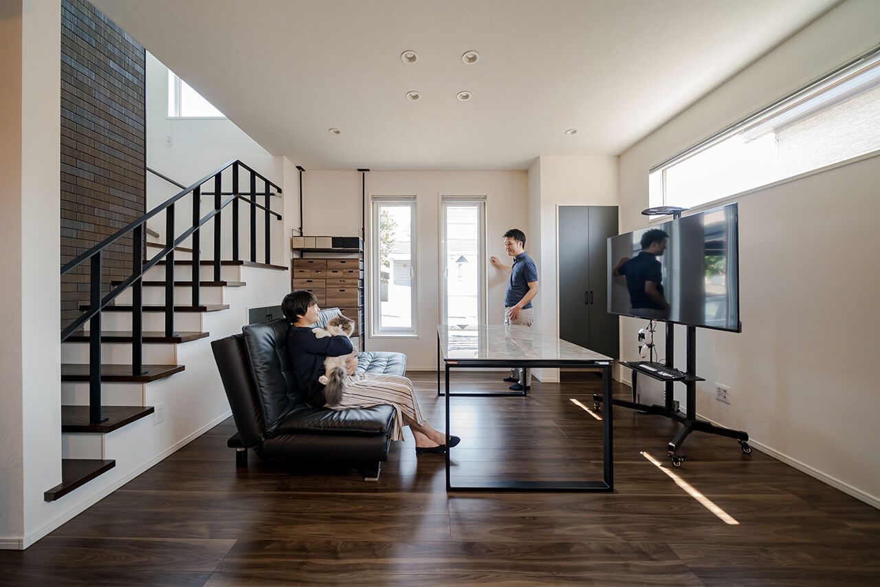 クレバリーホーム 【3500～3999万円／共働き／間取図】黒×木目調のタイルに風格が漂う、スタイリッシュなボックス型の住まいの建築実例画像2