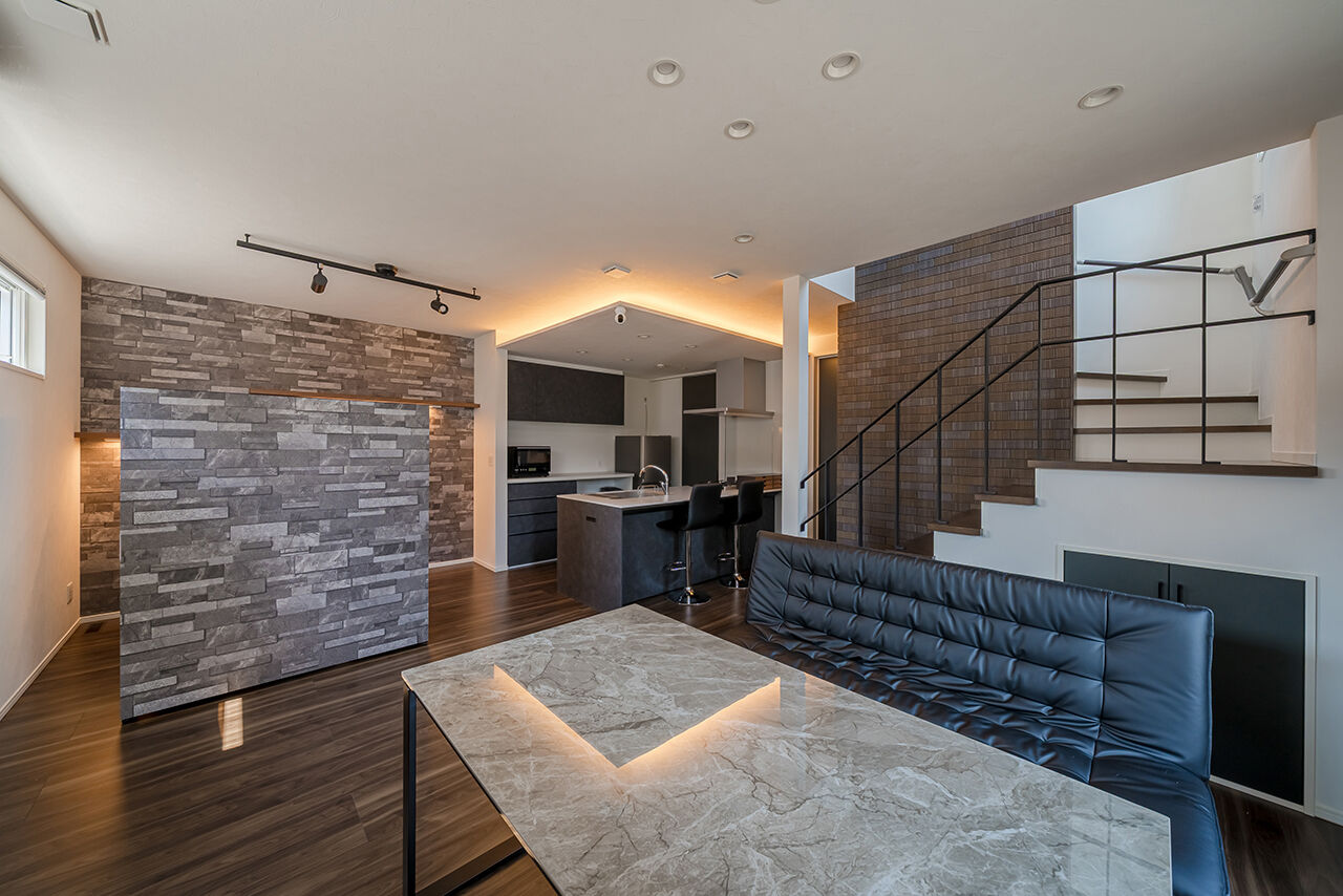 クレバリーホーム 【3500～3999万円／共働き／間取図】黒×木目調のタイルに風格が漂う、スタイリッシュなボックス型の住まいの建築実例画像3