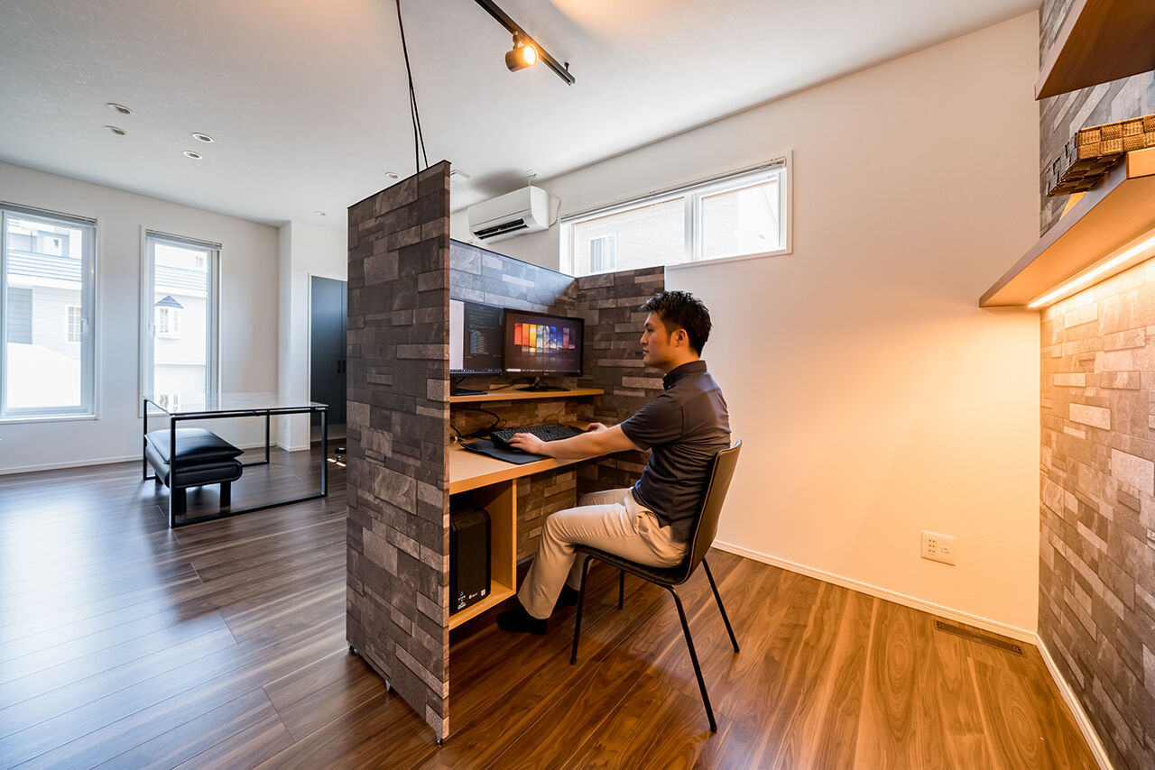 クレバリーホーム 【3500～3999万円／共働き／間取図】黒×木目調のタイルに風格が漂う、スタイリッシュなボックス型の住まいの建築実例画像4