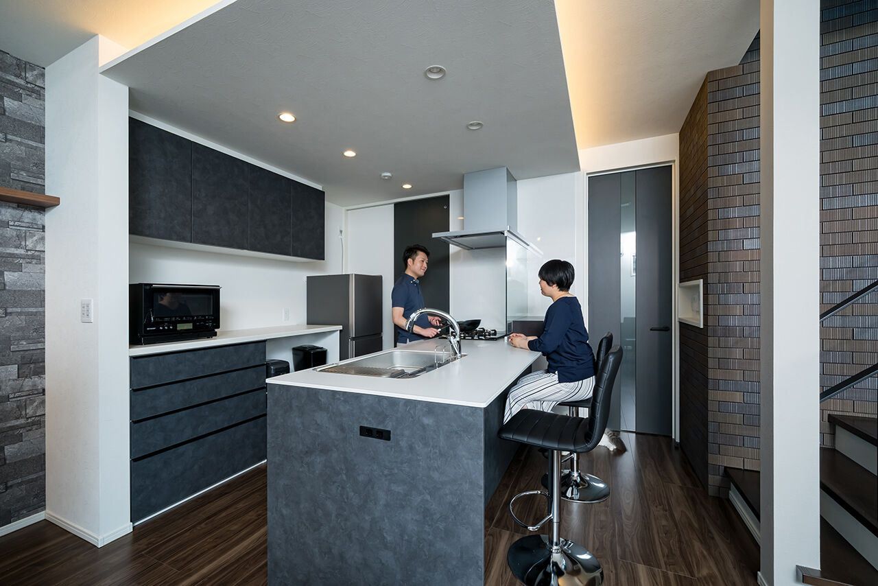 クレバリーホーム 【3500～3999万円／共働き／間取図】黒×木目調のタイルに風格が漂う、スタイリッシュなボックス型の住まいの建築実例画像5