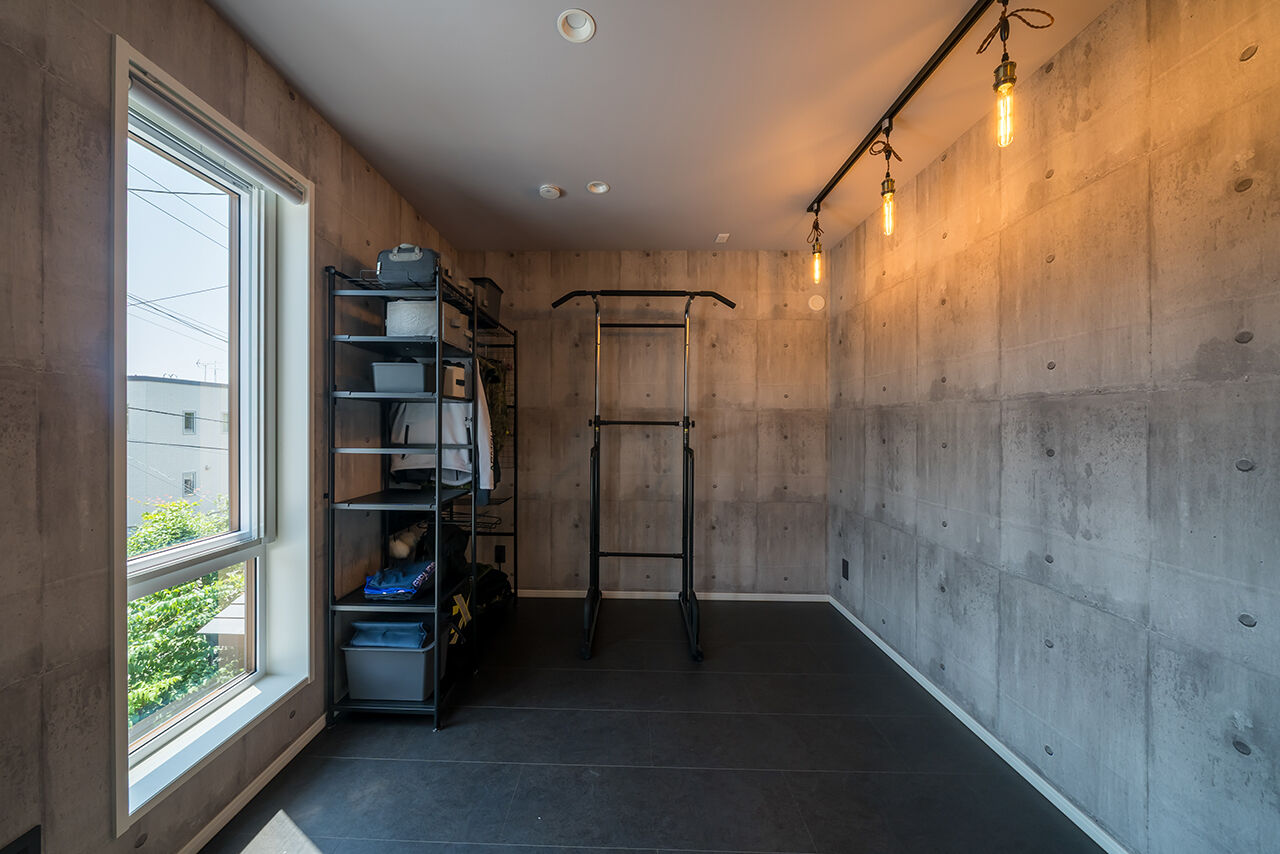 クレバリーホーム 【3500～3999万円／共働き／間取図】黒×木目調のタイルに風格が漂う、スタイリッシュなボックス型の住まいの建築実例画像6