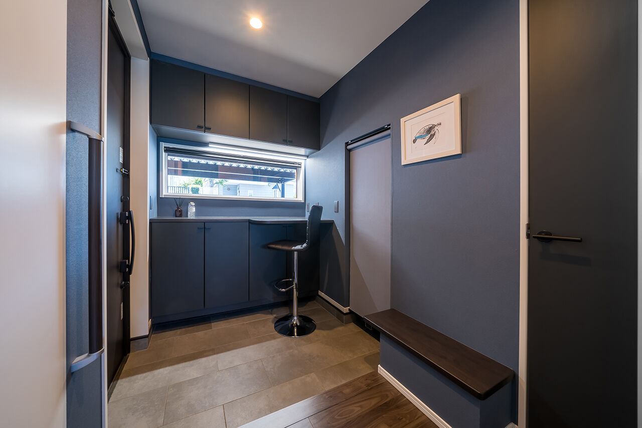 クレバリーホーム 【3500～3999万円／共働き／間取図】黒×木目調のタイルに風格が漂う、スタイリッシュなボックス型の住まいの建築実例画像7