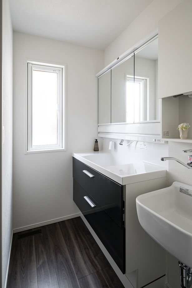 クレバリーホーム 【3500～3999万円／共働き／間取図】黒×木目調のタイルに風格が漂う、スタイリッシュなボックス型の住まいの建築実例画像8