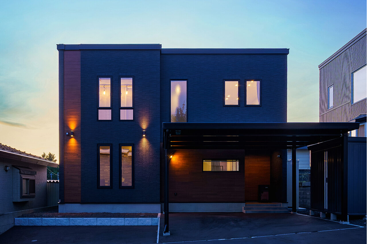 クレバリーホーム 【3500～3999万円／共働き／間取図】黒×木目調のタイルに風格が漂う、スタイリッシュなボックス型の住まいの建築実例画像10