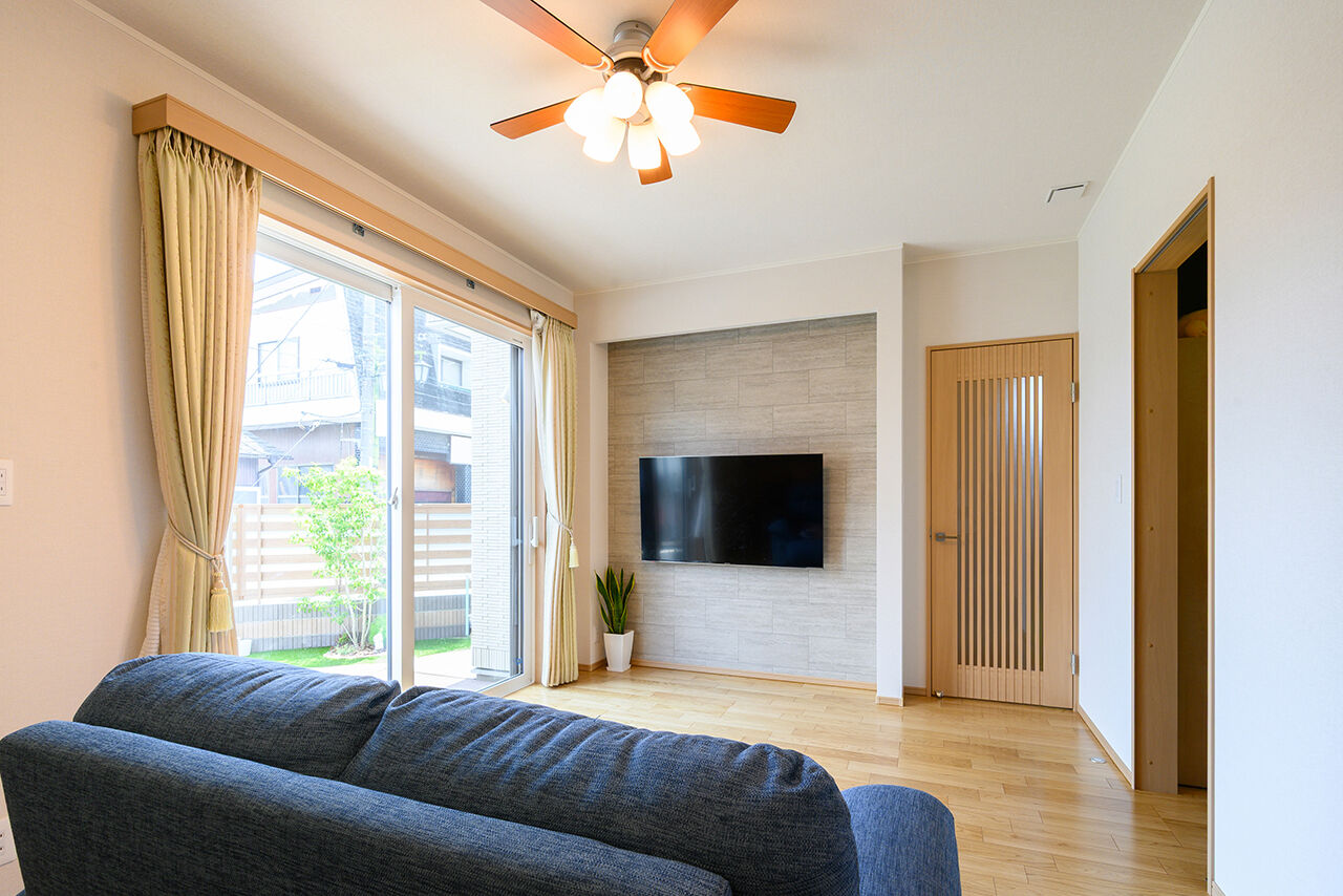 クレバリーホーム 【3500～3999万円／回遊動線／間取図】家族を近くに感じるL字型のLDK。家事がはかどる効率的な間取りを実現の建築実例画像2