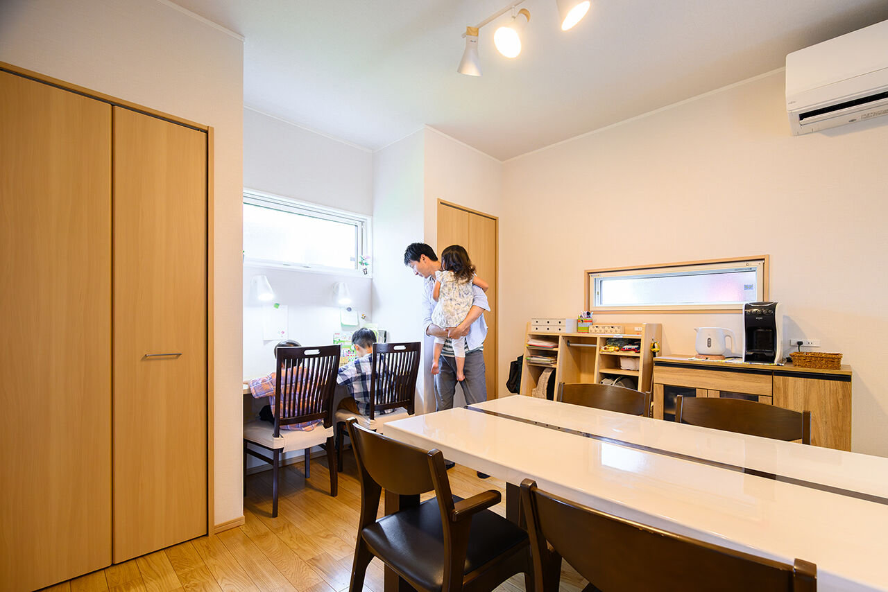 クレバリーホーム 【3500～3999万円／回遊動線／間取図】家族を近くに感じるL字型のLDK。家事がはかどる効率的な間取りを実現の建築実例画像4