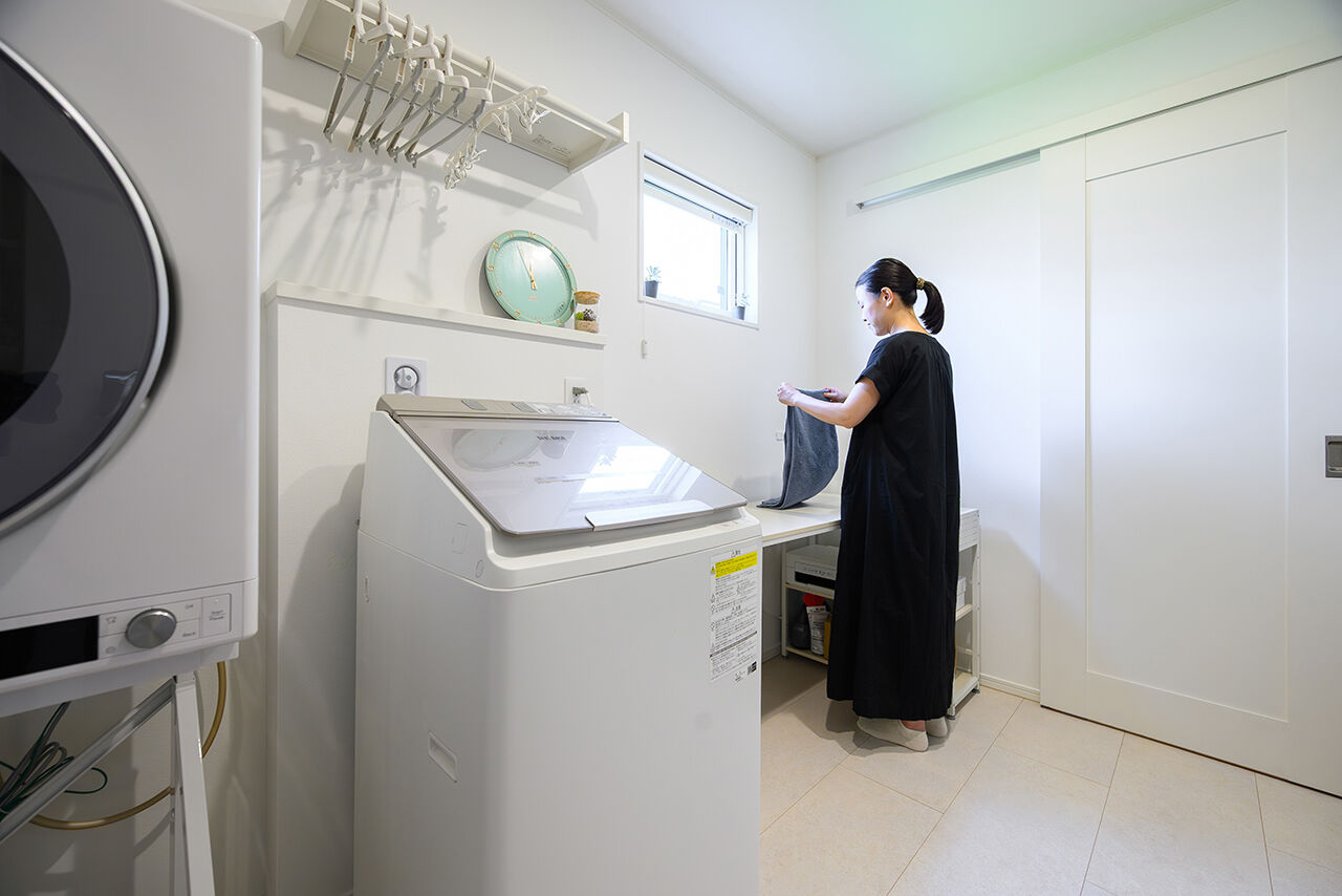 クレバリーホーム 【3500～3999万円／回遊動線／間取図】家族を近くに感じるL字型のLDK。家事がはかどる効率的な間取りを実現の建築実例画像7