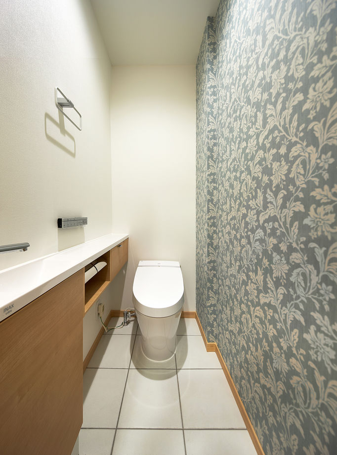 テクノホーム(一級建築士事務所) 【RC/賃貸併用】コンクリート打ち放しの外壁が美しい表情を見せる家。頑強なRC造の特性を活かしたリビングの建築実例画像2