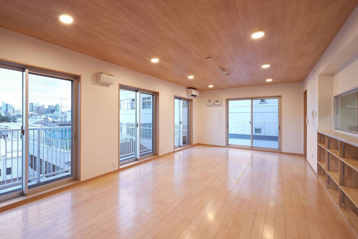 テクノホーム(一級建築士事務所) 【RC/賃貸併用】コンクリート打ち放しの外壁が美しい表情を見せる家。頑強なRC造の特性を活かしたリビングの建築実例画像3