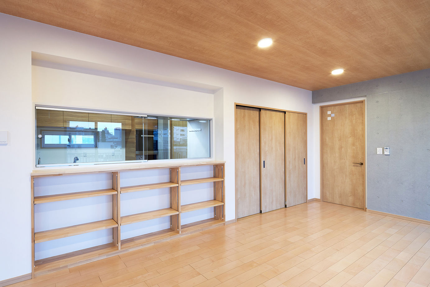 テクノホーム(一級建築士事務所) 【RC/賃貸併用】コンクリート打ち放しの外壁が美しい表情を見せる家。頑強なRC造の特性を活かしたリビングの建築実例画像4