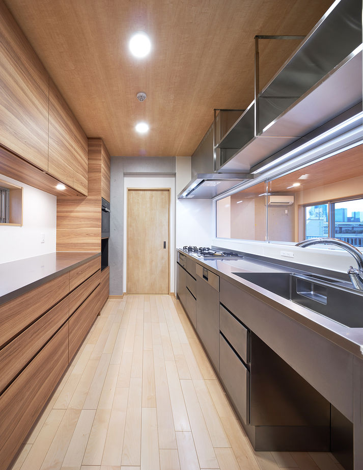 テクノホーム(一級建築士事務所) 【RC/賃貸併用】コンクリート打ち放しの外壁が美しい表情を見せる家。頑強なRC造の特性を活かしたリビングの建築実例画像5