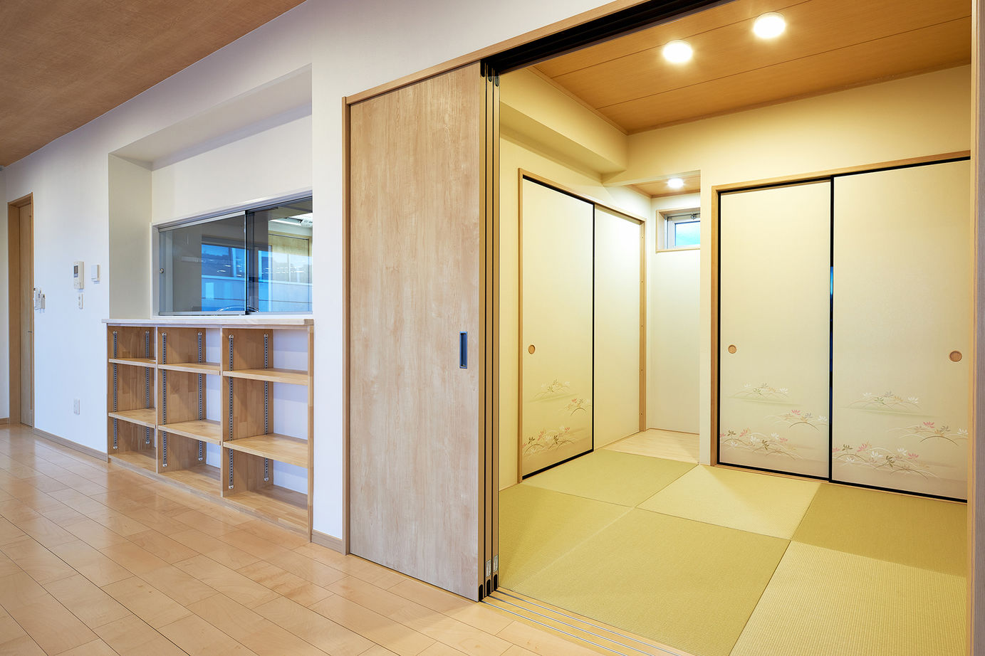 テクノホーム(一級建築士事務所) 【RC/賃貸併用】コンクリート打ち放しの外壁が美しい表情を見せる家。頑強なRC造の特性を活かしたリビングの建築実例画像6