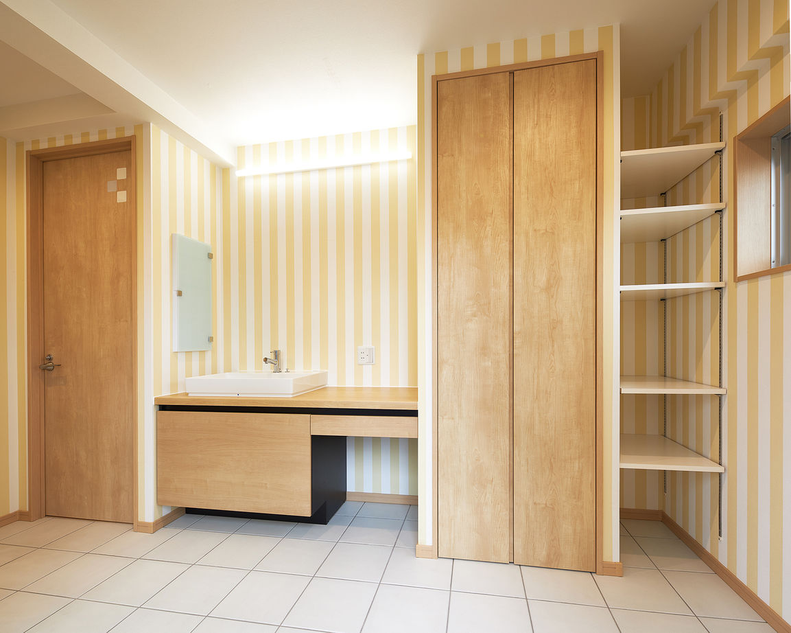 テクノホーム(一級建築士事務所) 【RC/賃貸併用】コンクリート打ち放しの外壁が美しい表情を見せる家。頑強なRC造の特性を活かしたリビングの建築実例画像8