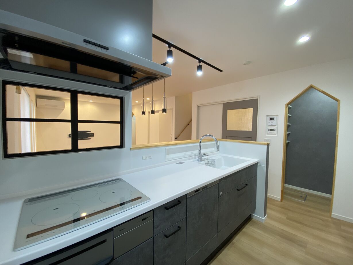 ヤマタホーム（クローバー住工房） 【2000万円台/鳥取市/27坪】こだわりのダウンフロアに開放感広がる！統一感のあるグレーの家の建築実例画像2