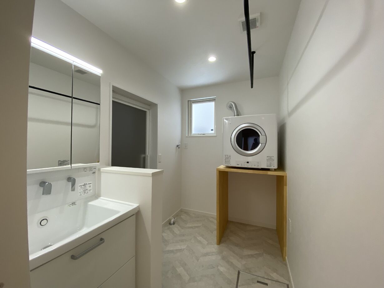 ヤマタホーム（クローバー住工房） 【2000万円台/鳥取市/27坪】こだわりのダウンフロアに開放感広がる！統一感のあるグレーの家の建築実例画像4