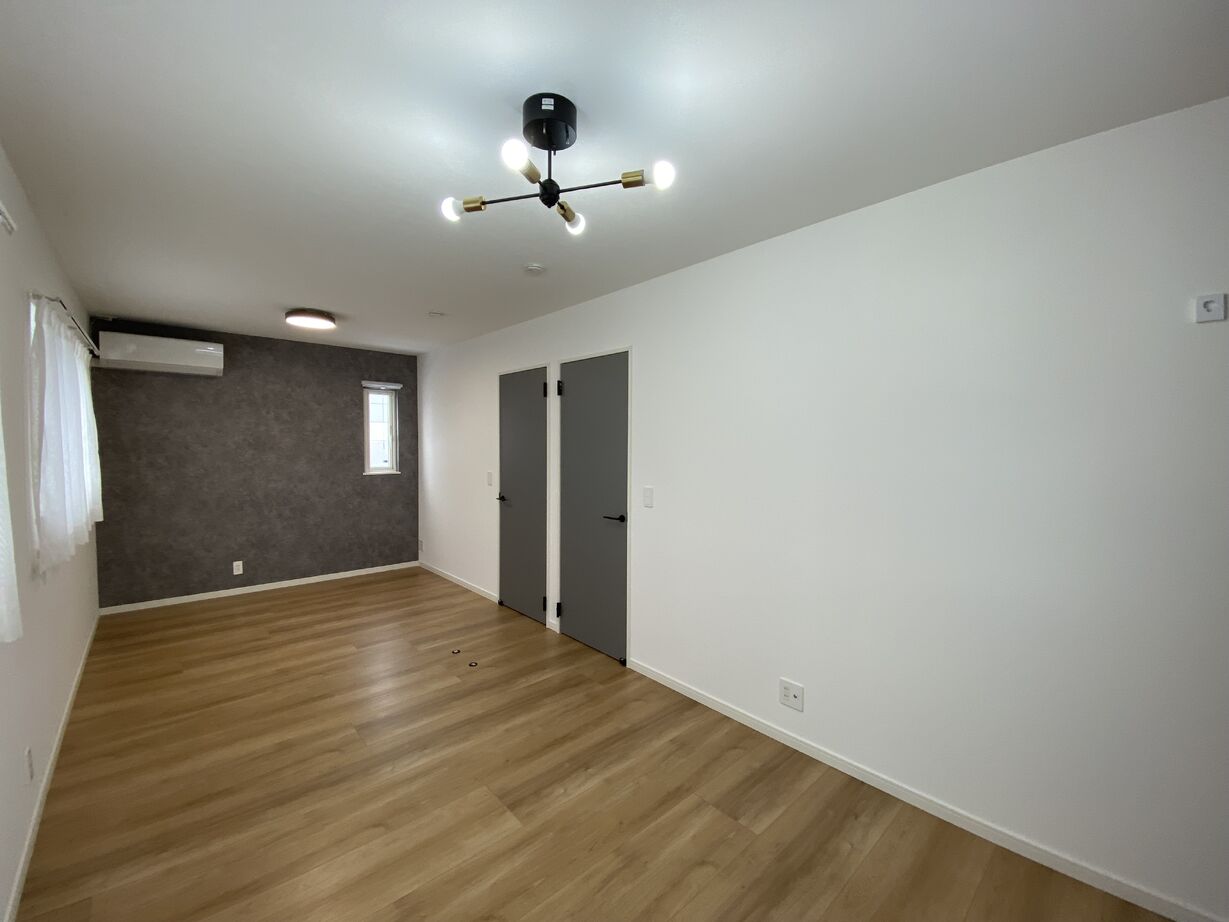 ヤマタホーム（クローバー住工房） 【2000万円台/鳥取市/27坪】こだわりのダウンフロアに開放感広がる！統一感のあるグレーの家の建築実例画像5