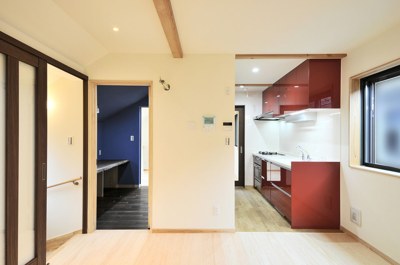 カツマタ＜一級建築士事務所＞ 【3000万円～3499万円／2階LDK／無垢材／収納充実】子どもが走り回れる回遊動線や木が香る書斎のある住まいの建築実例画像2