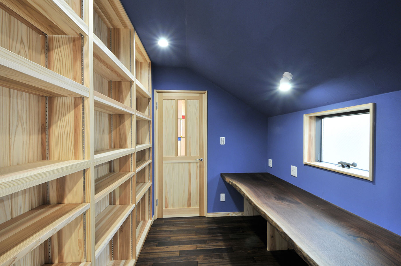 カツマタ＜一級建築士事務所＞ 【3000万円～3499万円／2階LDK／無垢材／収納充実】子どもが走り回れる回遊動線や木が香る書斎のある住まいの建築実例画像3