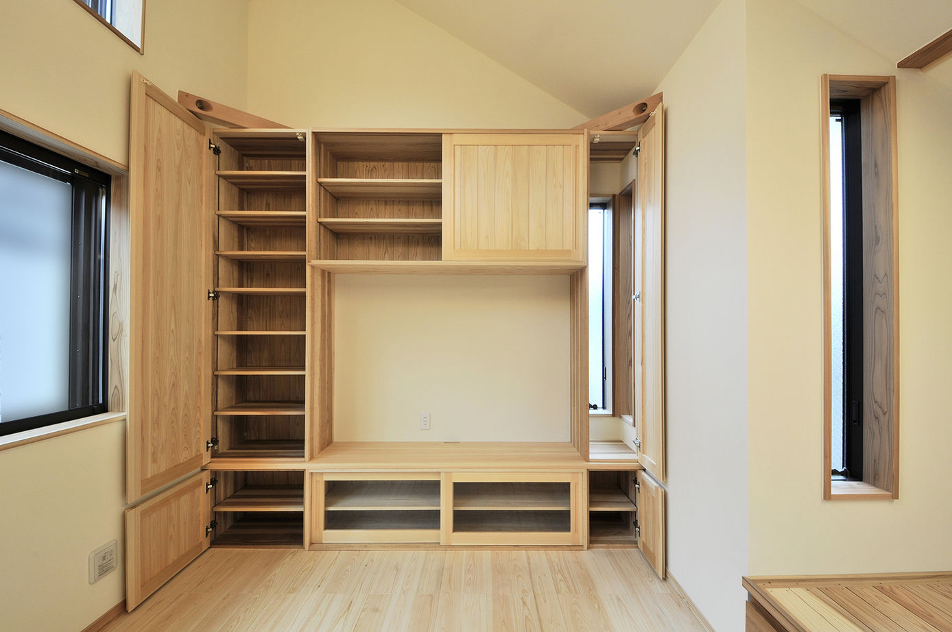 カツマタ＜一級建築士事務所＞ 【3000万円～3499万円／2階LDK／無垢材／収納充実】子どもが走り回れる回遊動線や木が香る書斎のある住まいの建築実例画像4