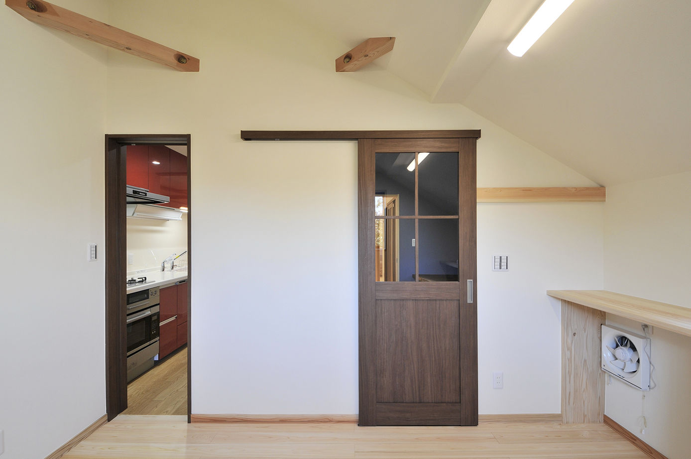 カツマタ＜一級建築士事務所＞ 【3000万円～3499万円／2階LDK／無垢材／収納充実】子どもが走り回れる回遊動線や木が香る書斎のある住まいの建築実例画像5