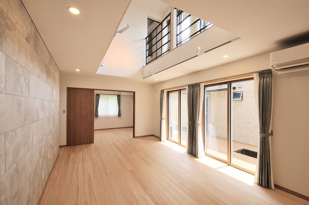 カツマタ＜一級建築士事務所＞ 【無垢材／吹抜／間取図】木の香りと温もりに包まれる吹き抜けリビングのある家の建築実例画像2