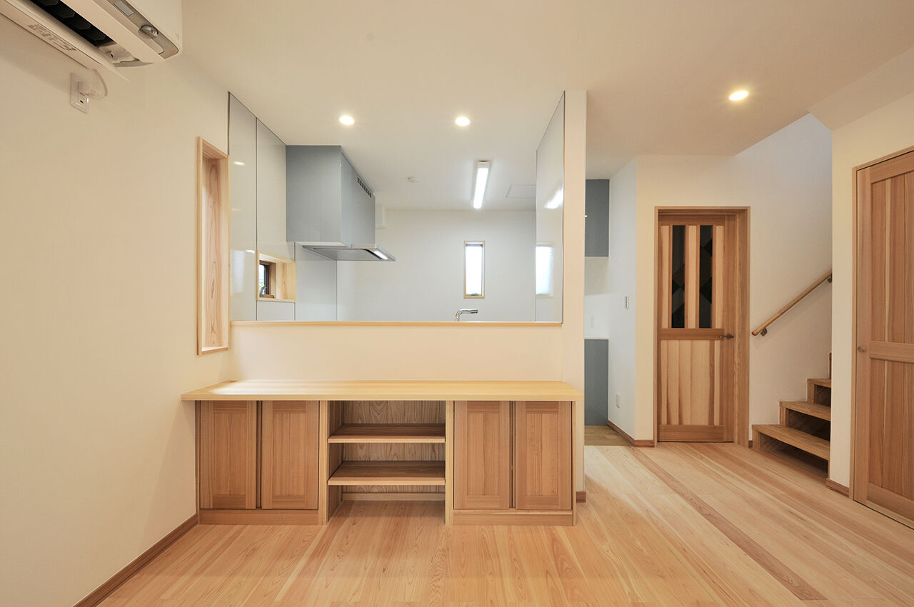 カツマタ＜一級建築士事務所＞ 【無垢材／吹抜／間取図】木の香りと温もりに包まれる吹き抜けリビングのある家の建築実例画像4