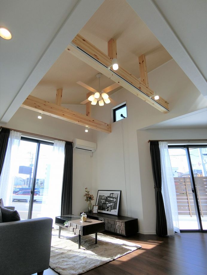 桔梗企画設計 【桶川市/4LDK/31.99坪】 高天井で解放感のあるリビングと日当たりの良いテラスの建築実例画像3