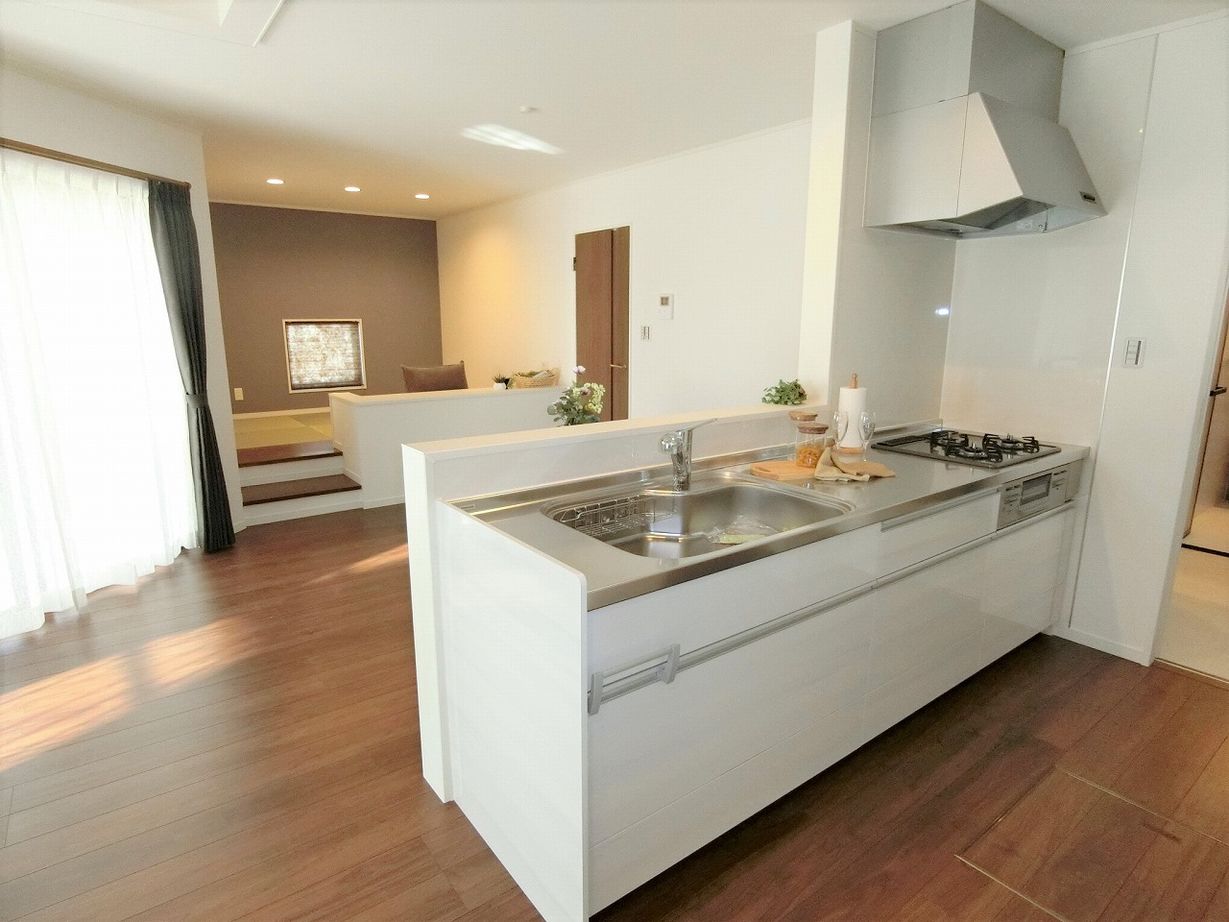 桔梗企画設計 【桶川市/4LDK/31.99坪】 高天井で解放感のあるリビングと日当たりの良いテラスの建築実例画像4