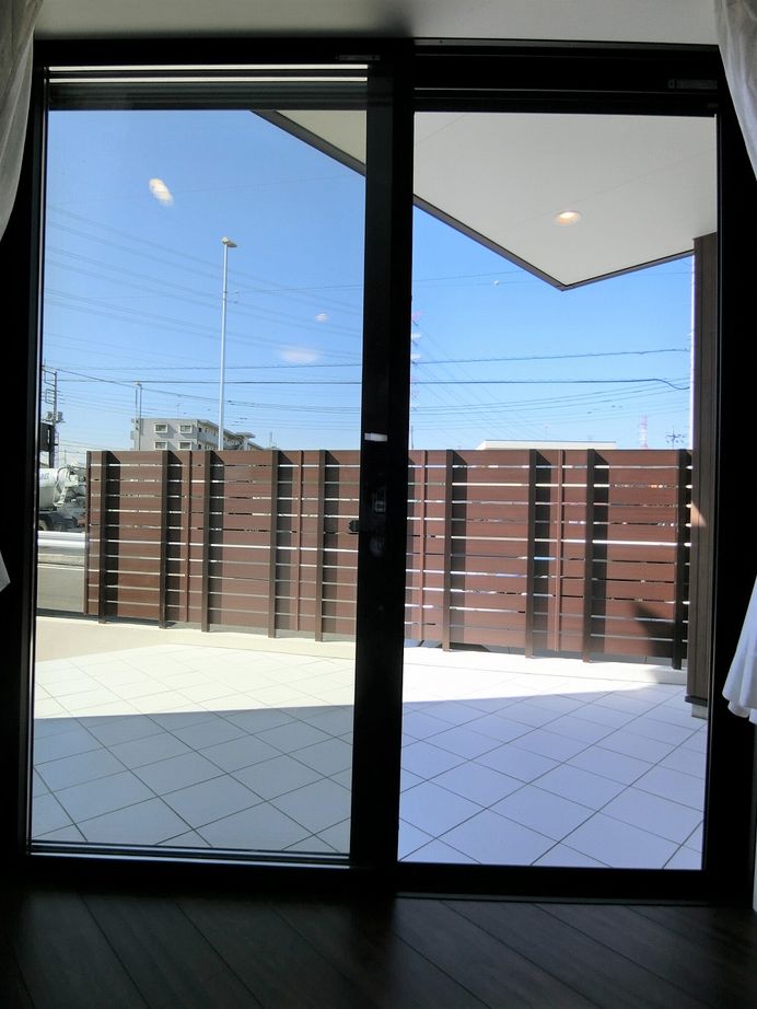 桔梗企画設計 【桶川市/4LDK/31.99坪】 高天井で解放感のあるリビングと日当たりの良いテラスの建築実例画像6